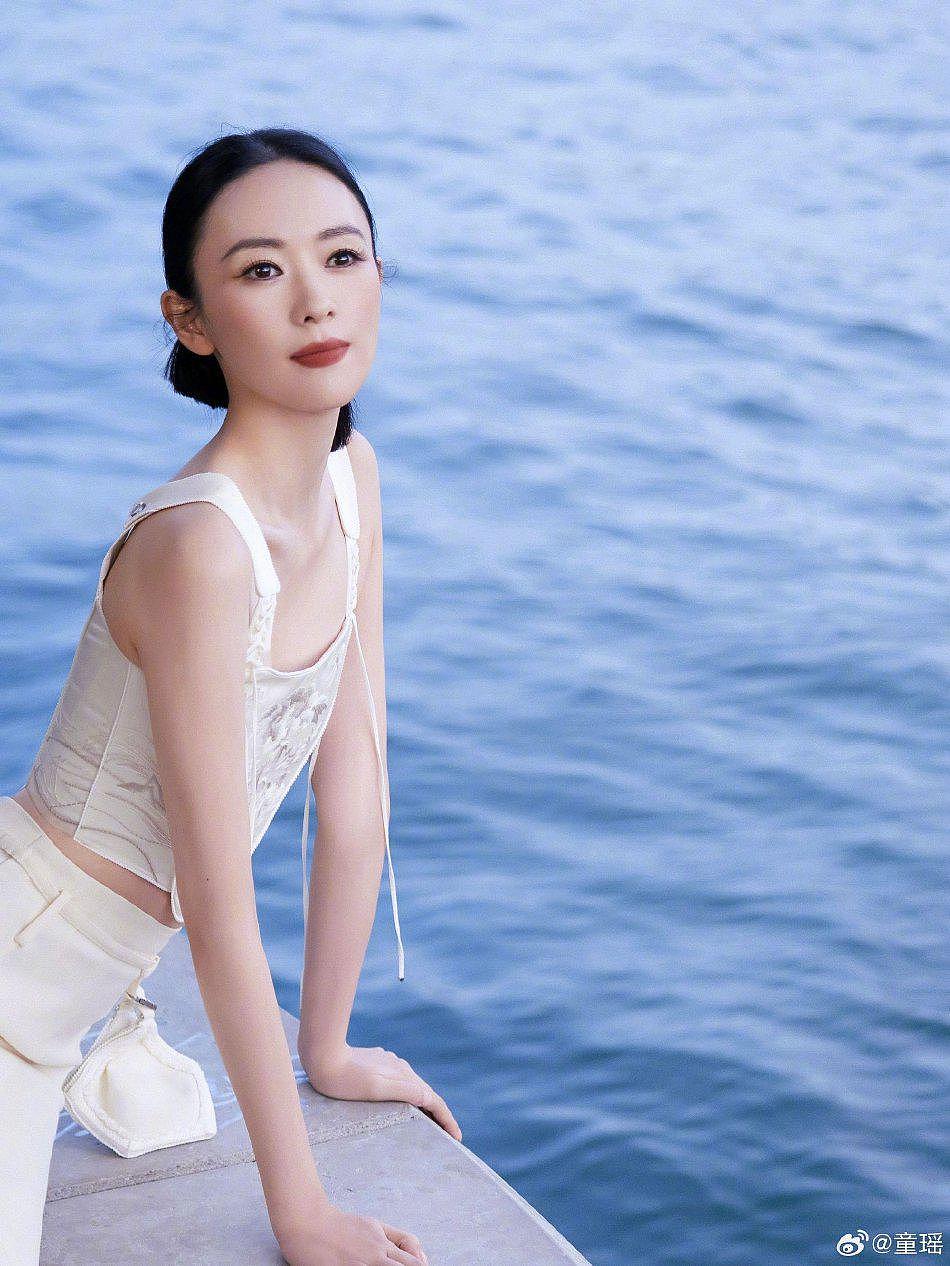 童瑶穿白色新中式套装 纯洁优雅如东方茉莉 - 4