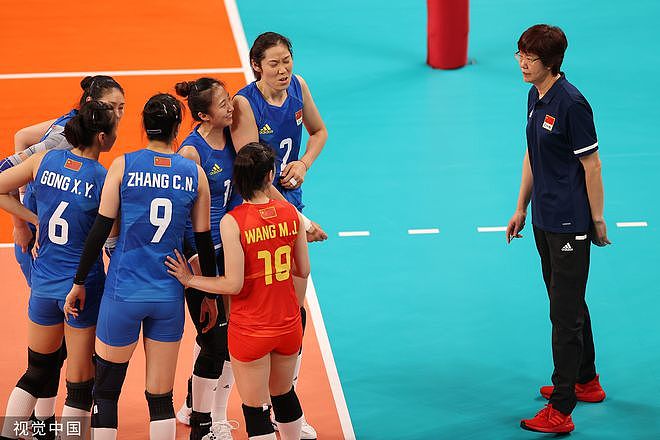 中国女排第二局22-25再负美国 队长朱婷这表情.. - 2