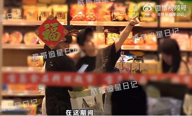 吴奇隆与家人买台湾特产 大包小包满载而归 - 4