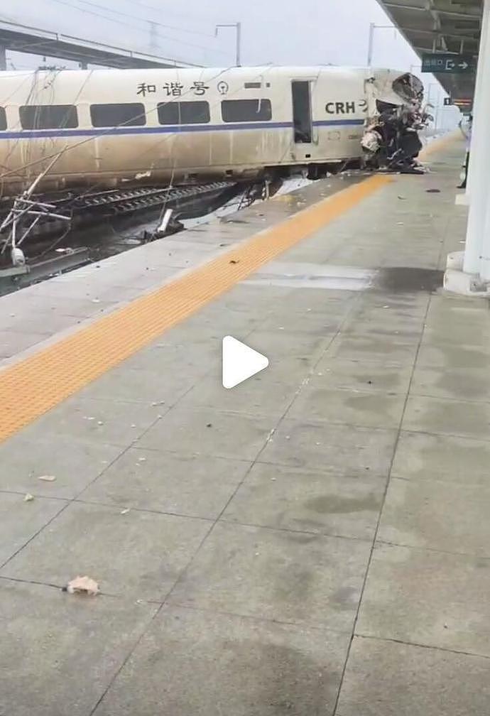 D2809 次旅客列车在贵广线榕江站撞上泥石流脱线 - 8