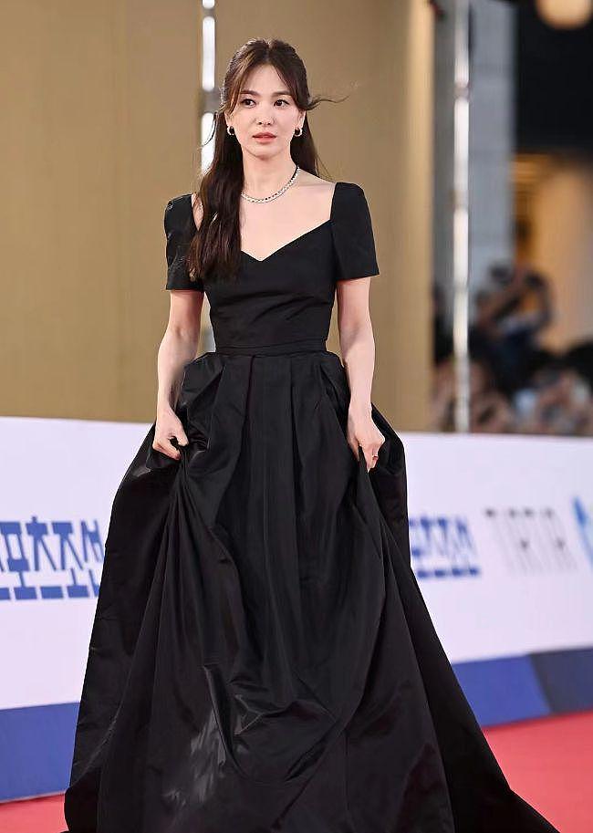 宋慧乔黑色公主裙亮相活动，中分卷发气质佳，与林智妍再同框 - 8
