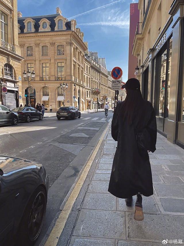 杨幂分享 plog 漫步巴黎街头轻松随意时尚感在线 - 2