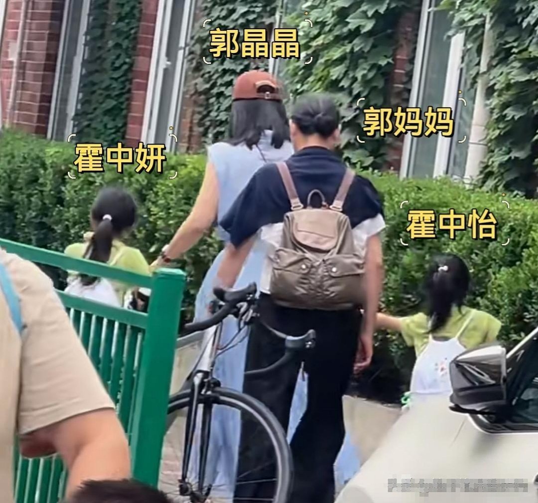 郭晶晶和母亲送孩子参加夏令营，很低调很亲切，不摆豪门阔太架子 - 3