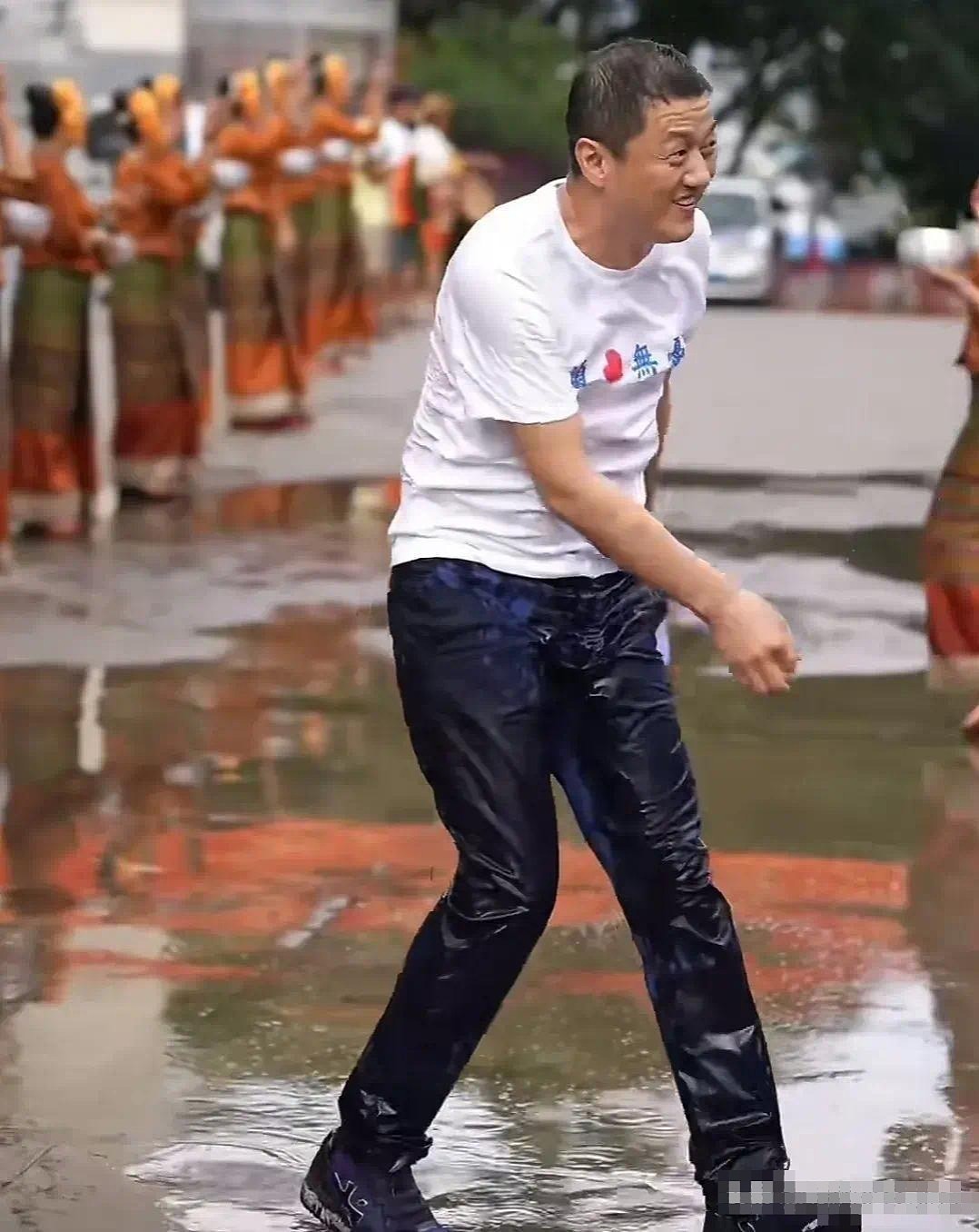 李亚鹏在云南泼水节玩嗨了，街头奔跑形象全无，52岁就开始秃顶 - 2