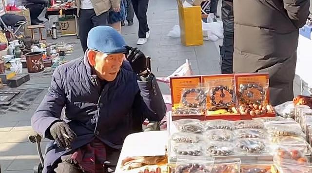 90 岁知名相声演员在天津街头摆摊，获众人围观 - 4