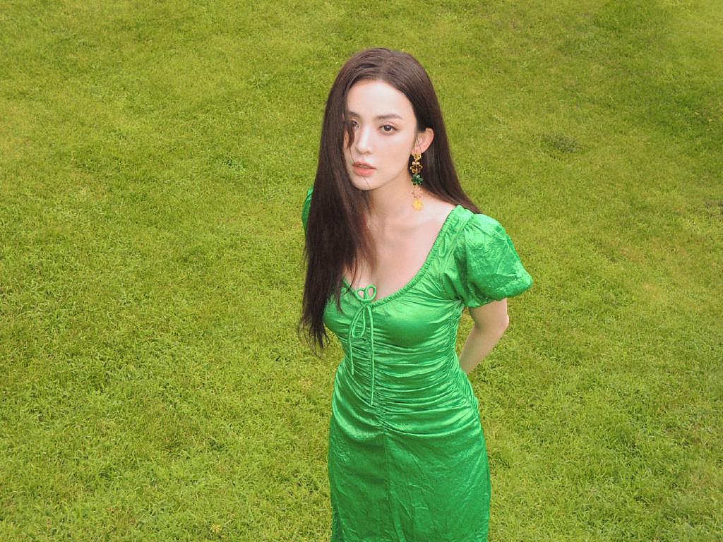 娜扎穿绿色连衣裙身材吸睛 嘟嘴卖萌好俏皮 - 5