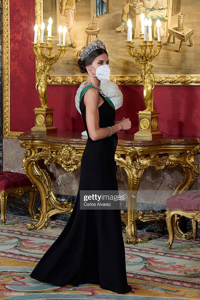 西班牙莱蒂齐亚王后佩戴华丽皇冠，出席晚宴，手臂肌肉线条超美 - 2