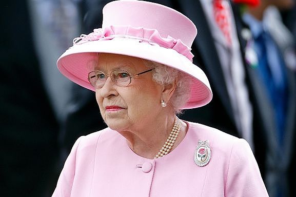 一岁一颗钻石：女王为母亲百岁寿辰庆生，100颗钻石的胸针表孝心 - 2