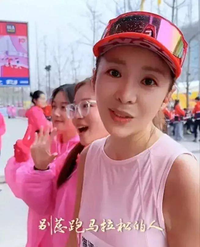 央视主持人朱迅参加马拉松，50岁身穿粉衣显年轻，抗癌多年状态却更好 - 1