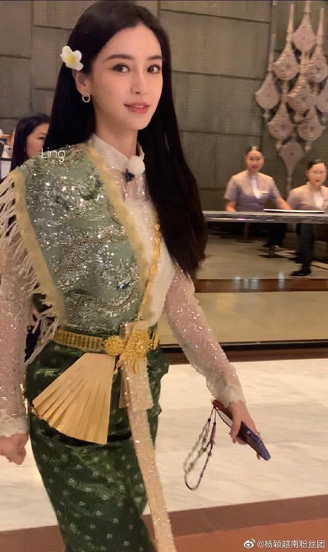 Angelababy 穿泰国提花丝绸长裙秀身材曲线 - 5