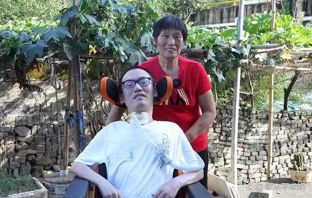 网红卓君“渐冻症”离世！67 岁母亲贴身照顾其 7 年，曾一夜瘦 20 斤 - 16