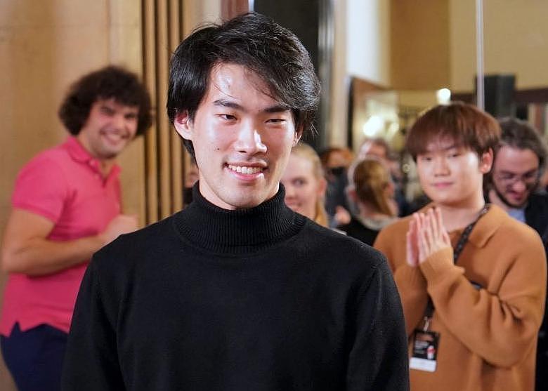 史上第二位华人赢得肖邦钢琴大赛冠军！首位华人冠军同日因嫖娼被拘 - 1