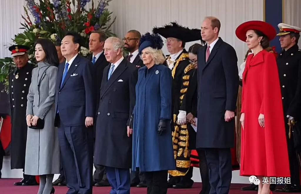英王室为韩总统办奢华国宴！最抢镜的是凯特王妃的红衣美腿 - 13