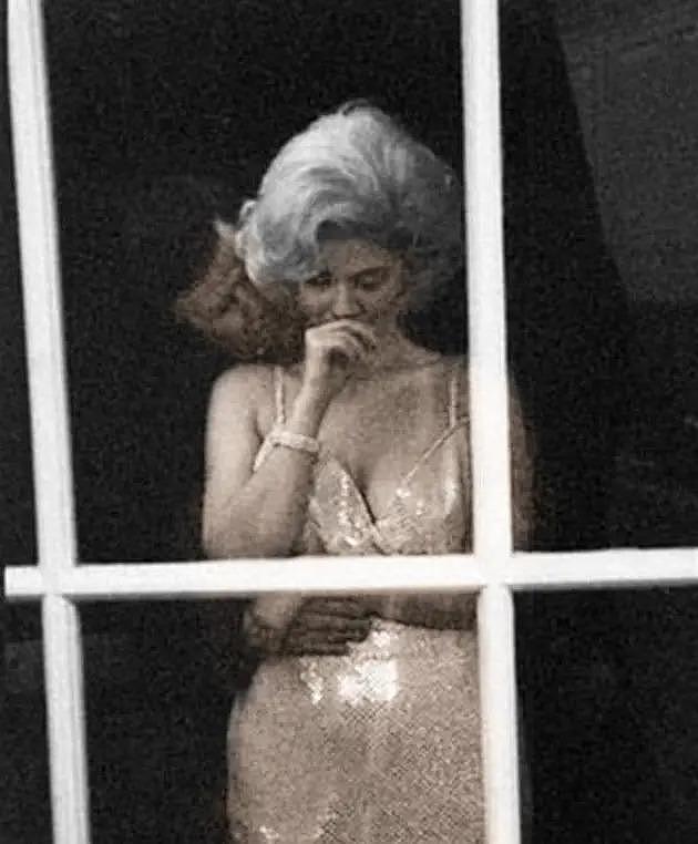 1962 年玛丽莲梦露和肯尼迪私会，身穿透明裙魅惑妖娆 - 1