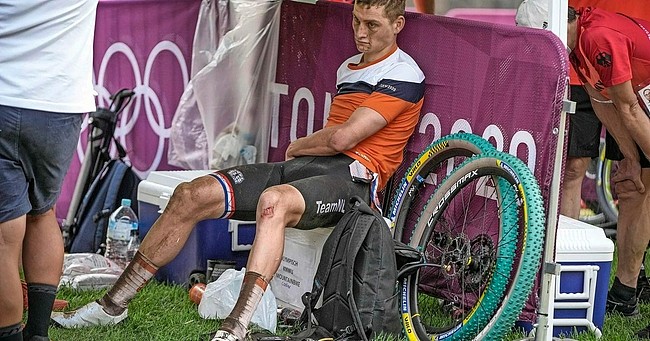 荷兰又因小疏忽丢自行车金牌 摔车+险重伤为哪般 | GIF - 6