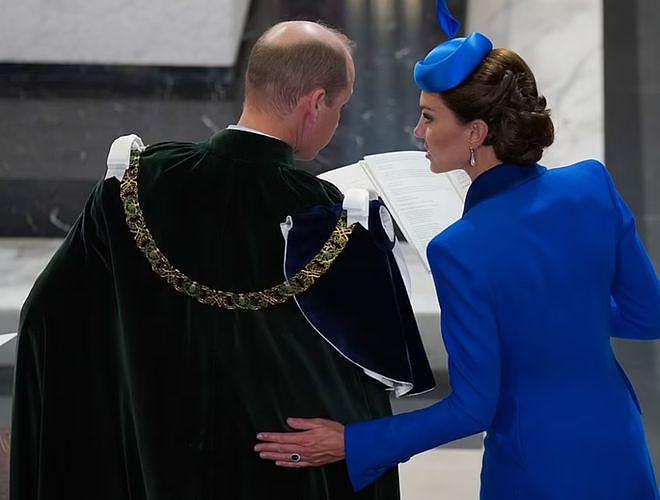 凯特王妃一身皇家蓝亮相英王苏格兰加冕礼，戴已故女王项链 - 3