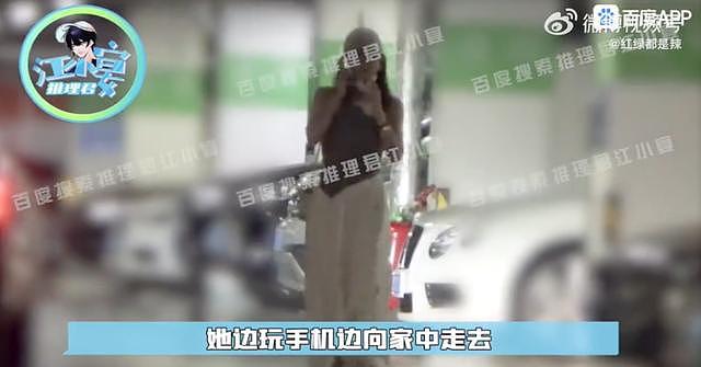 贾青穿着白色长裙出街 被拍到车压实线车内玩手机等 - 2