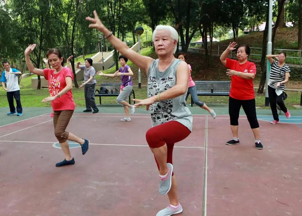 新加坡人靠啥养老：自己养自己，70 岁也得端盘打工 - 3