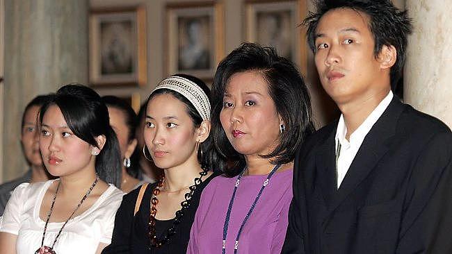 36 岁泰国豪门名媛要当总理？老公拎包带娃… - 8