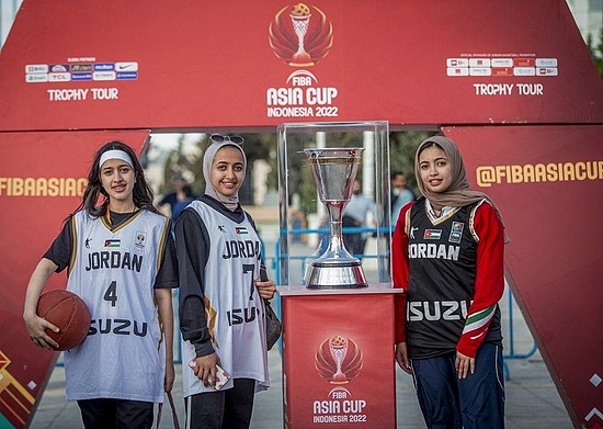 J9高捧FIBA（国际篮联）亚洲杯冠军奖杯，拉近篮球与粉丝的距离 - 1
