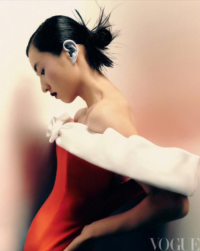 张子枫登《VOGUE》杂志银十封面 身着红色高定礼服复古梦幻 - 5