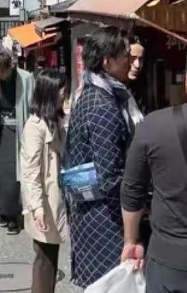 吴彦祖夫妇带娃逛街，10 岁女儿黄发抢镜，用塑料袋拎东西超接地气 - 5