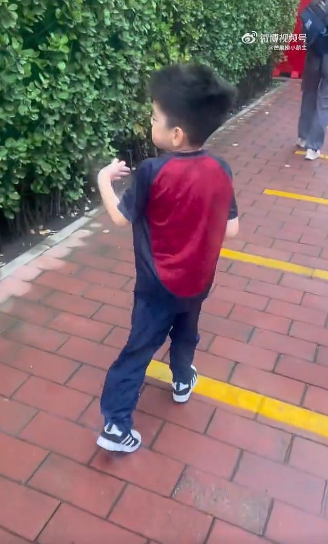 陈妍希晒送儿子上学视频 7 岁小星星蹦蹦跳跳活泼可爱 - 2
