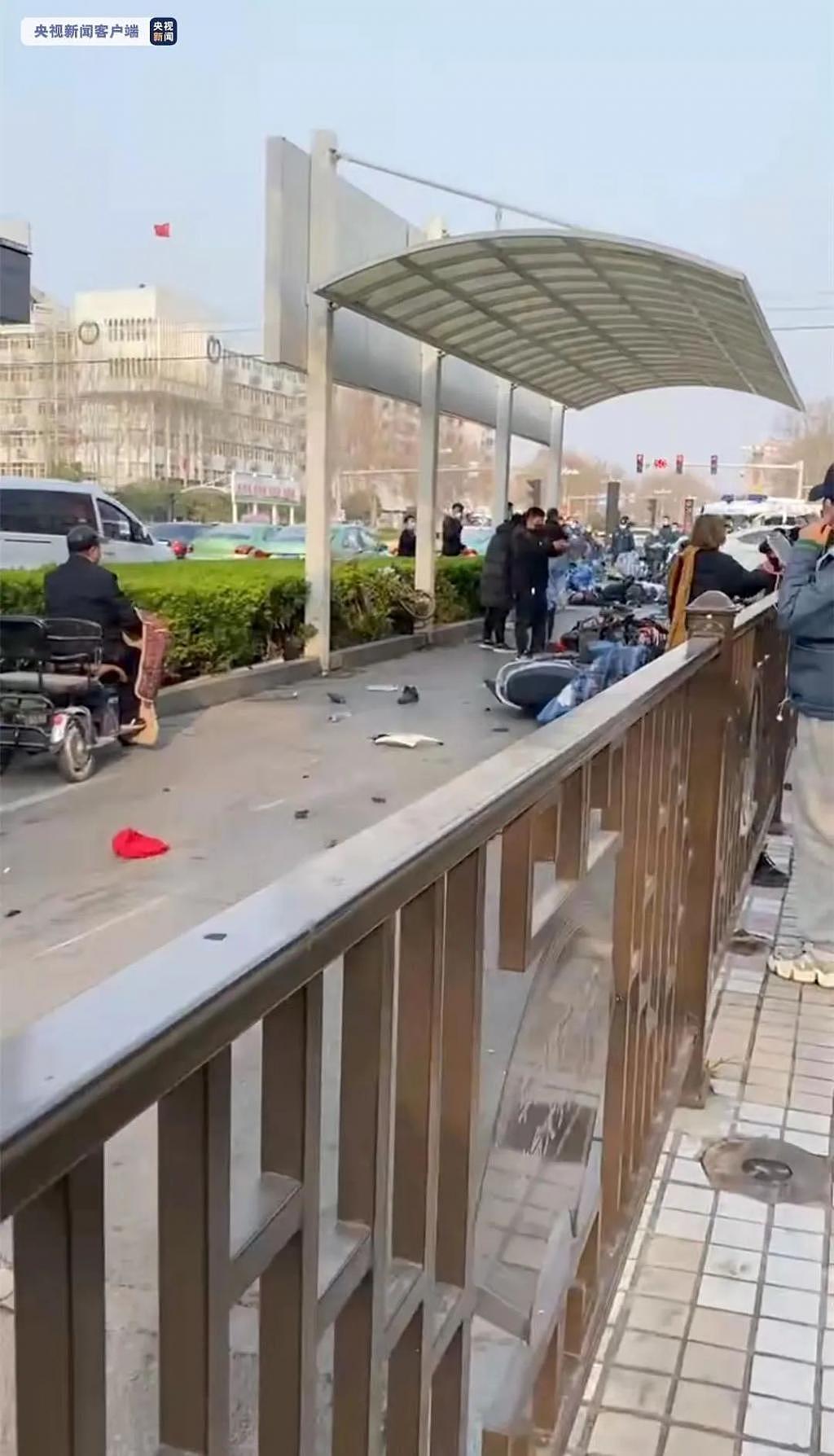 河北邯郸轿车撞上多辆非机动车 目前 4 人经抢救无效死亡 - 1