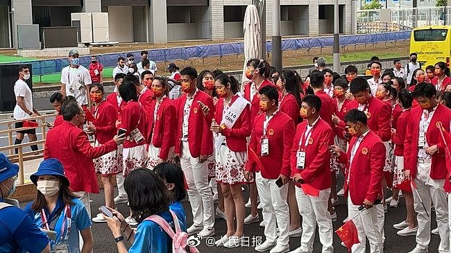 中国奥运代表团入场服亮相 红白裙子配特制口罩 - 1