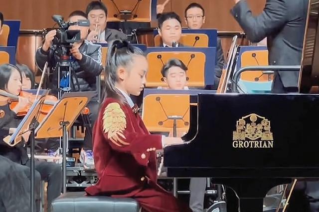 9 岁甜馨参加钢琴演出挑战高难度曲目 穿红色西装好帅气 - 4