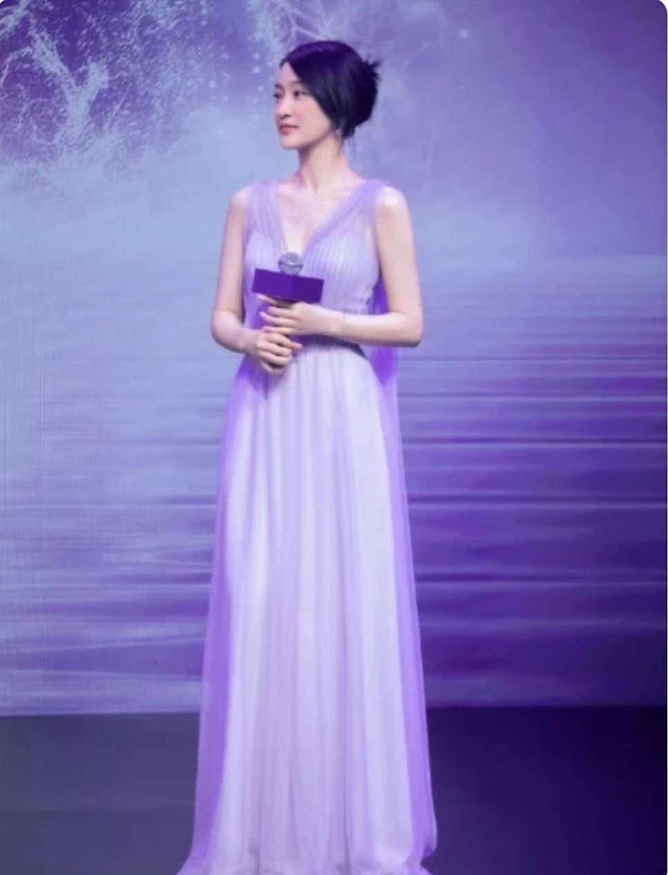 周迅难得换了一身绝美的礼服，淡紫色加薄纱，让你穿出高级感 - 3