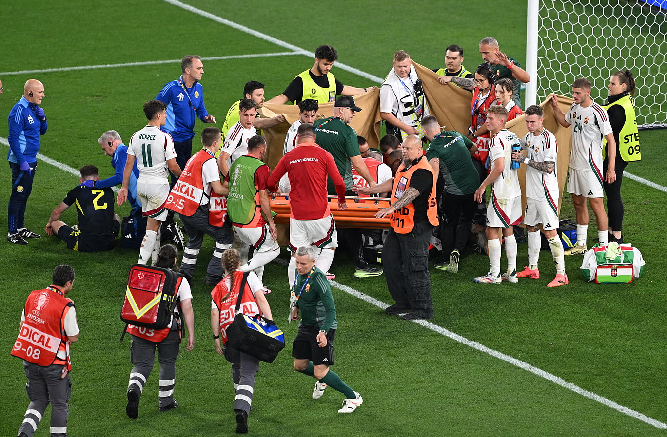匈牙利球员重伤倒地，医疗组缘何慢慢悠悠散步进场惹得众怒？ - 6