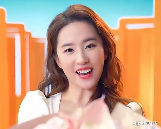 刘亦菲最新广告被嘲面部浮肿牙齿抢镜，陷入 85 花同款处境 - 11