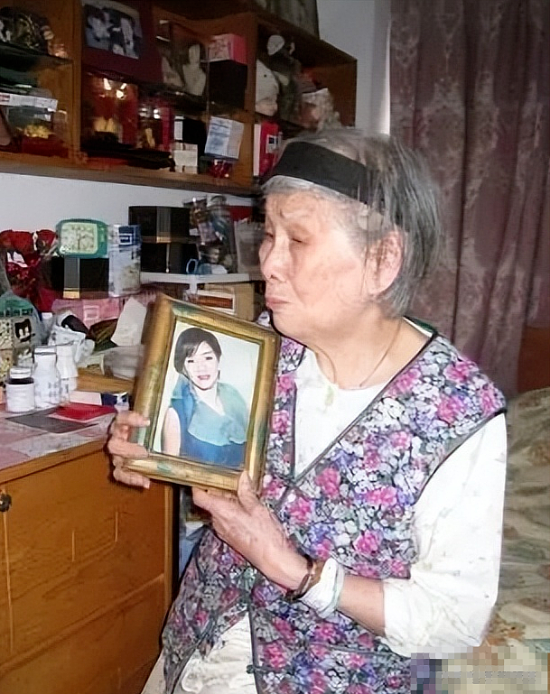 她是“香港的女儿”，曾和张国荣台上拥吻，离世后却被母亲压榨 - 40