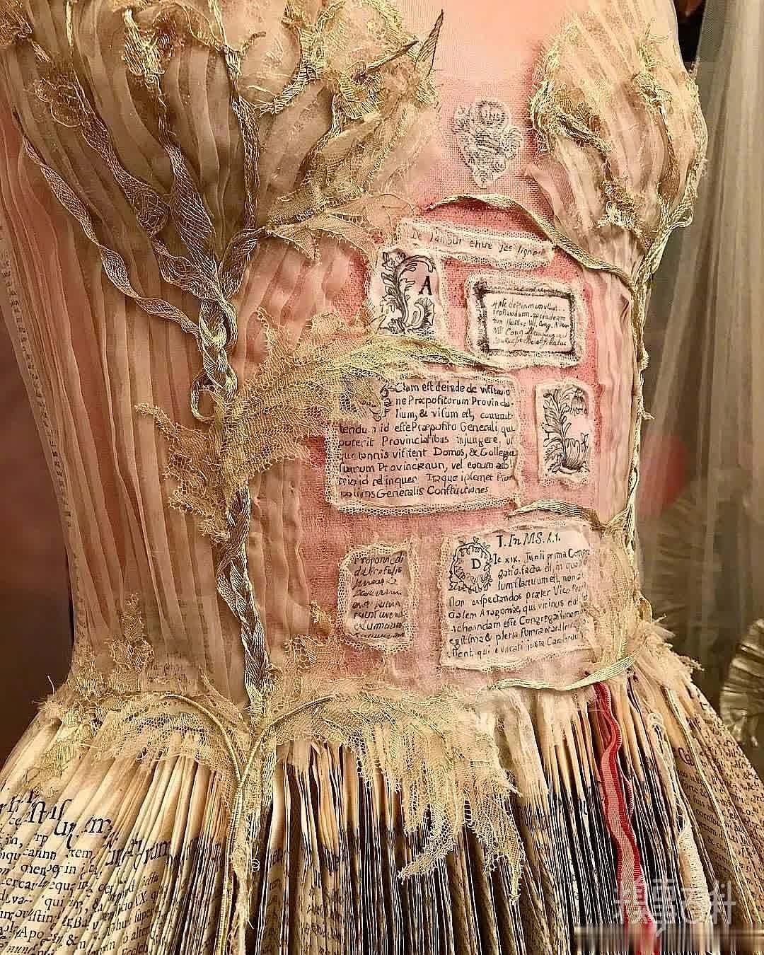 书本做的裙子