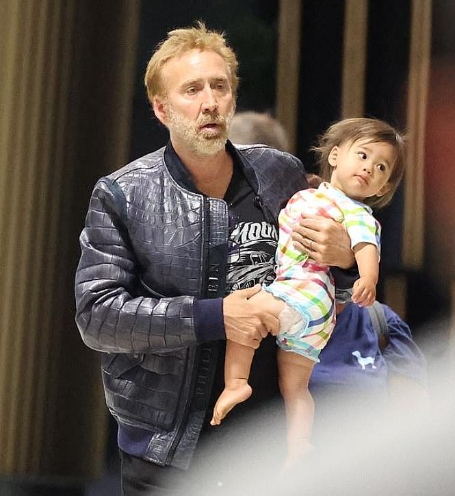 59 岁尼古拉斯 · 凯奇抱 1 岁女儿走机场，女儿十分活泼 - 3