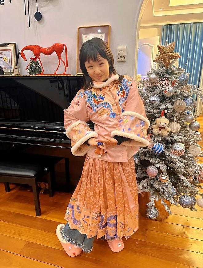 张丹峰和洪欣的 10 岁女儿好漂亮，小小年纪就继承了爸妈的高颜值 - 11