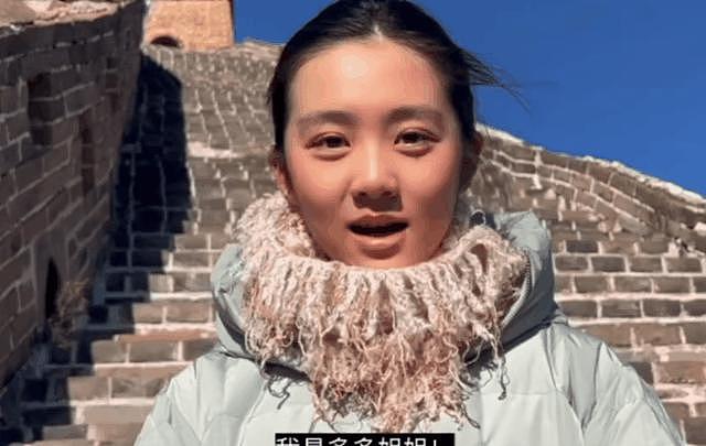 黄磊女儿多多爬长城录视频，说话扭来扭去嘴歪明显 - 11