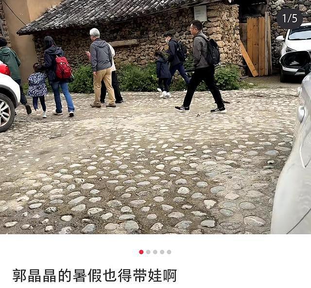 郭晶晶夫妇牵2个女儿游丽江，霍启刚母亲和郭妈妈一路同行好和睦 - 1