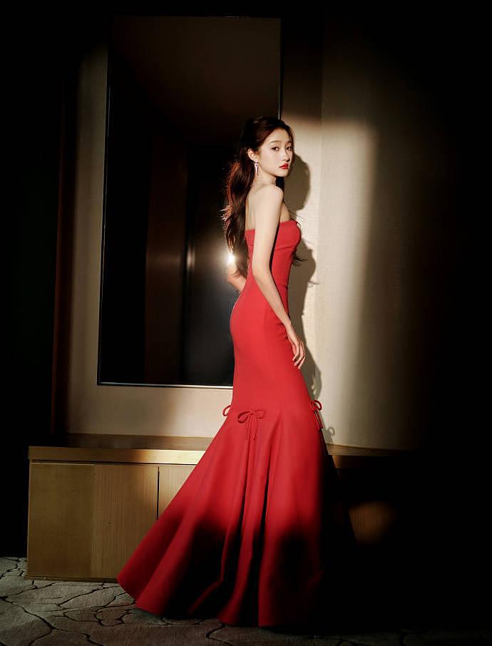 关晓彤穿红色鱼尾裙似公主 身材高挑显优雅 - 2