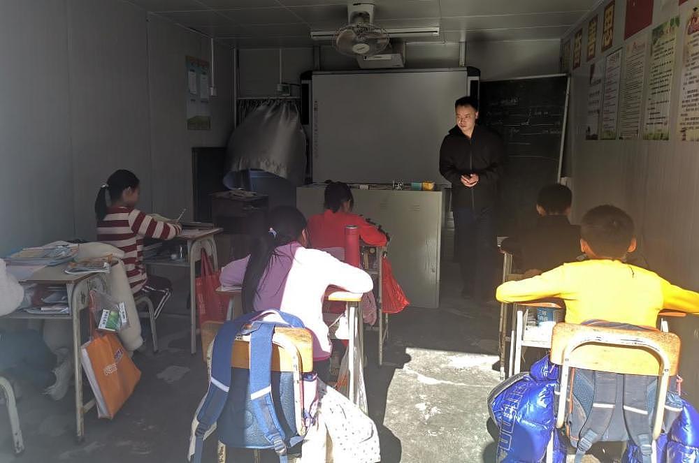 三年了，广东这群山里娃为何难以搬离冬冷夏热的“板房教室” - 2