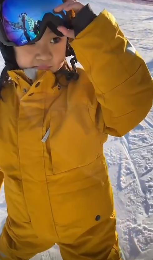 章子怡晒女儿滑雪视频，6 岁醒醒性格胆量随妈，被赞天赋型选手 - 1