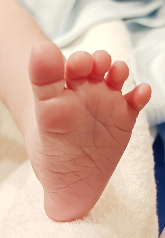 魏晨当爸后首晒宝宝小脚，细节暗示是儿子，陪于玮拍孕期写真超甜 - 9