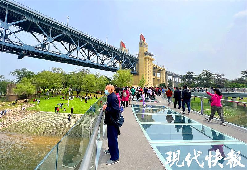 图集丨五一吸睛处！亲水“项链”上看长江大桥，燕雀湖畔看天鹅宝宝 - 3