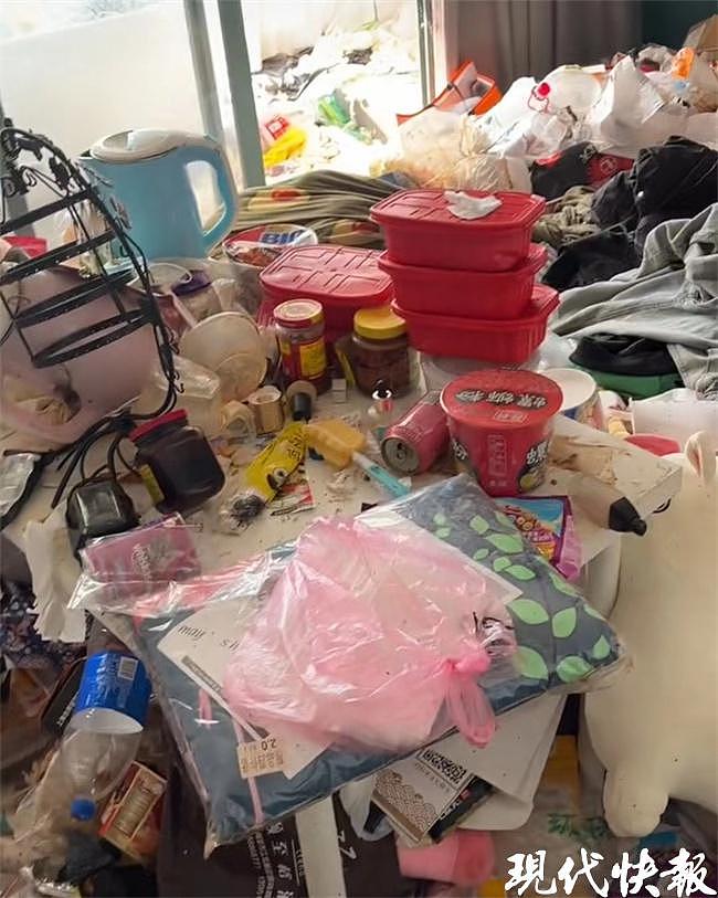 南京一女孩租住房间宛如垃圾场，4 人花 9 小时才打扫干净 - 1