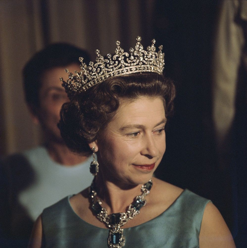 欧洲王室王冠奢华高贵，日本皇室王冠几乎一个样，高仿上不了台面 - 10