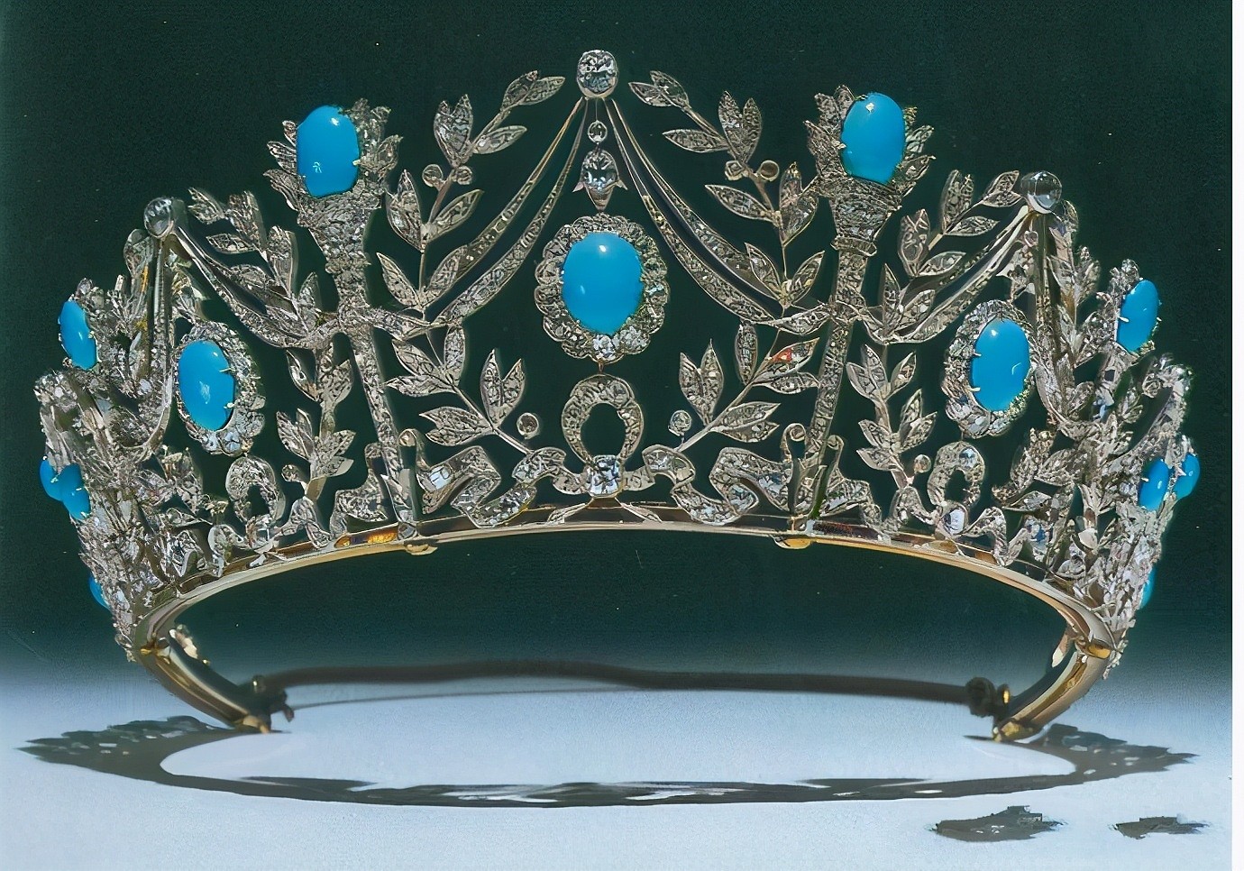 欧洲王室王冠奢华高贵，日本皇室王冠几乎一个样，高仿上不了台面 - 9