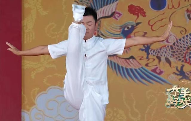王宝强登央视表演武术，一身白衣挺拔帅气，抬腿劈叉现场掌声雷动 - 5
