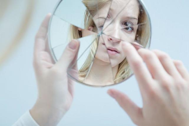 研究显示：经常照镜子的人，往往自我认同感低、缺乏自信 - 2