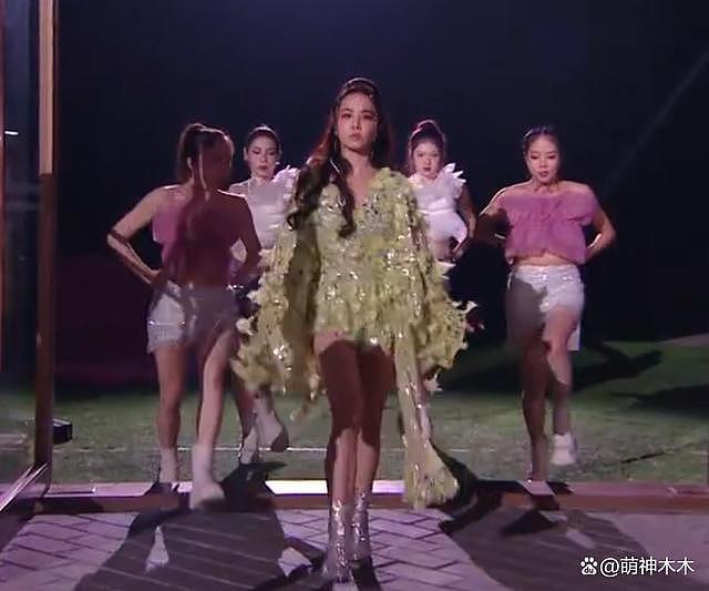 跨年舞台女星狂卷造型，赵露思穿搭超 60 万，杨紫礼服引不满 - 41